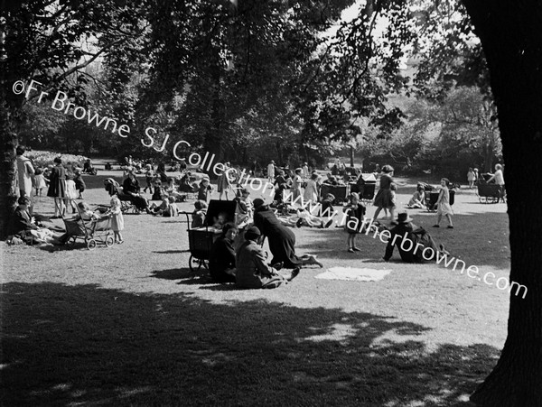 ST STEPHEN'S GREEN WITH PRAMS